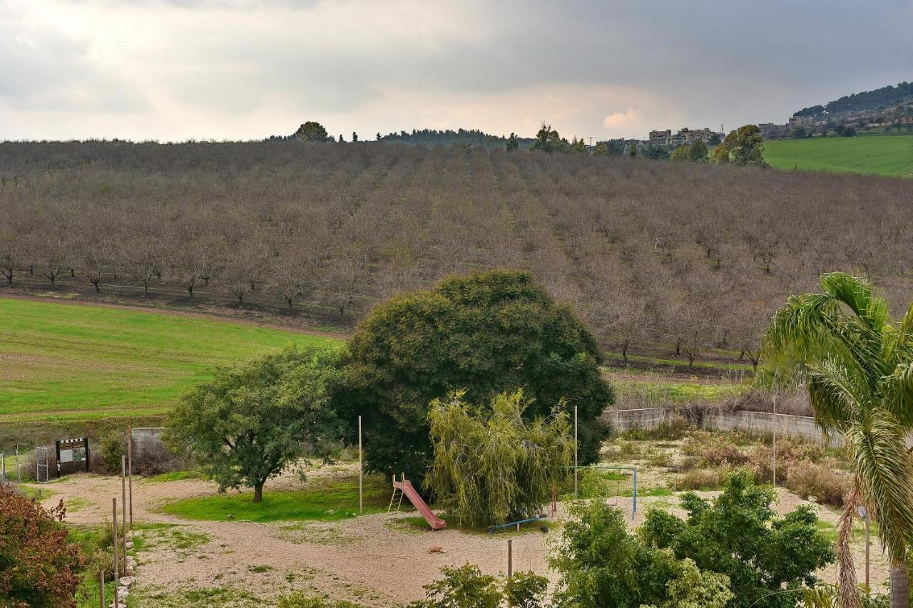 Pearl Of The Valley Hotel Kfar Tavor Bagian luar foto