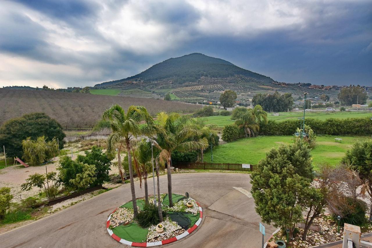 Pearl Of The Valley Hotel Kfar Tavor Bagian luar foto