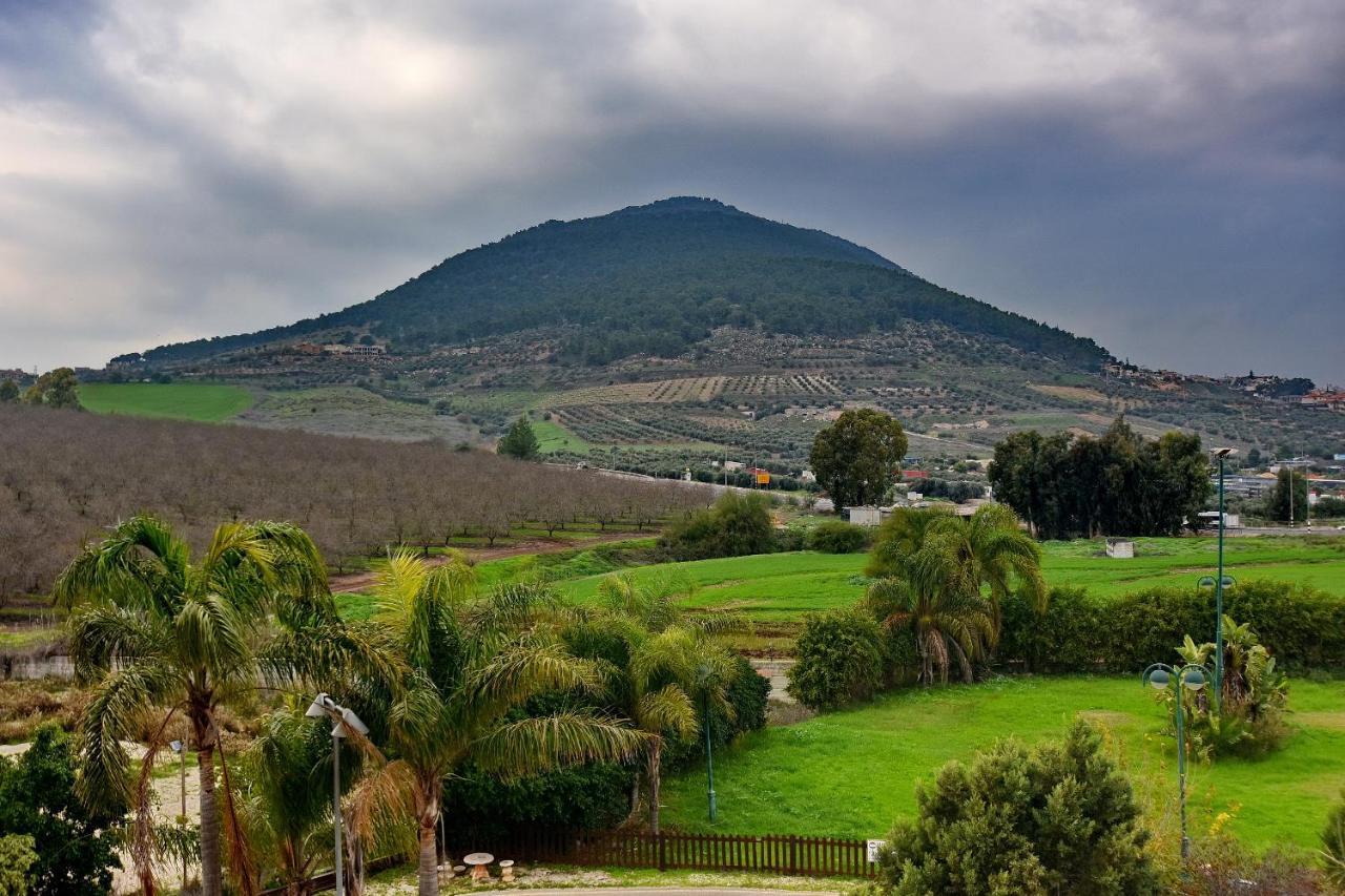 Pearl Of The Valley Hotel Kfar Tavor Bagian luar foto