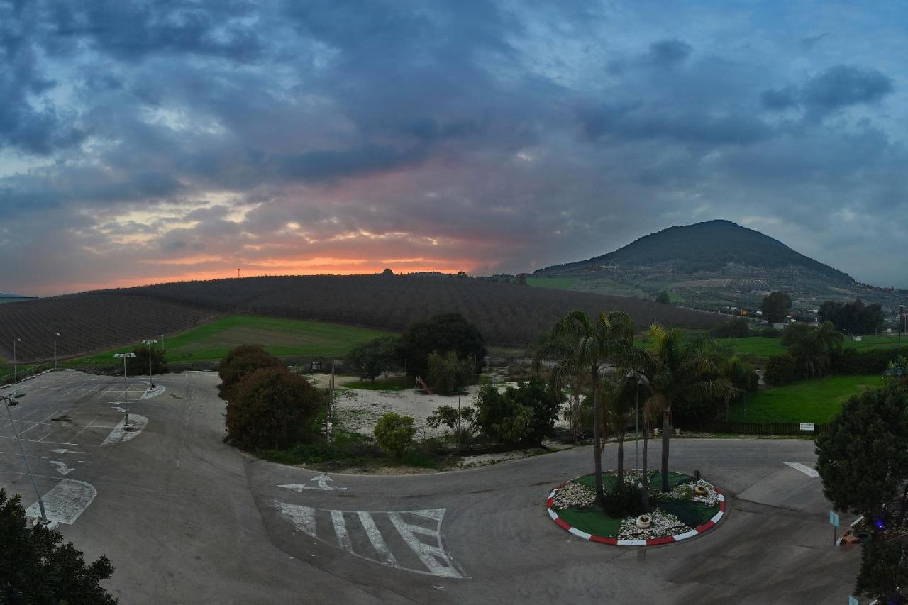 Pearl Of The Valley Hotel Kfar Tavor Bagian luar foto