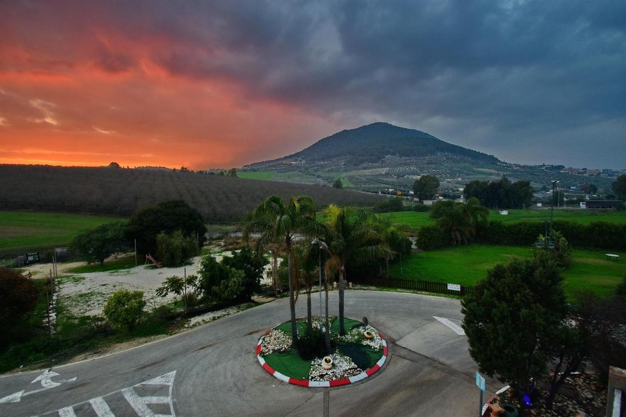 Pearl Of The Valley Hotel Kfar Tavor Bagian luar foto